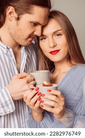 Мужчина и женщина загадочно улыбаются