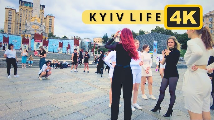 Элегантная женщина гуляет по киевской улице