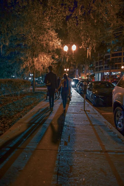 Деловая пара в зале ожидания аэропорта
